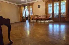 Продается квартира, 5 Kомнатная, Старое здание, Тбилиси, Чугурети