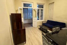 Аренда, 3 Kомнатная, Старое здание, Батуми, Руставельский район