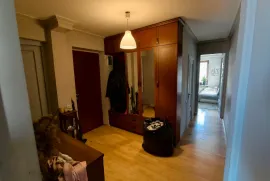 ქირავდება ბინა, 3 ოთახიანი, ძველი აშენებული, თბილისი, საბურთალო