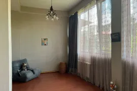 ქირავდება ბინა, 3 ოთახიანი, ძველი აშენებული, თბილისი, საბურთალო