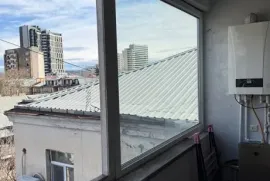 ქირავდება ბინა, 2 ოთახიანი, ძველი აშენებული, თბილისი, საბურთალო