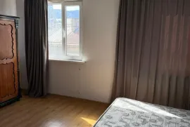 ქირავდება ბინა, 2 ოთახიანი, ძველი აშენებული, თბილისი, საბურთალო