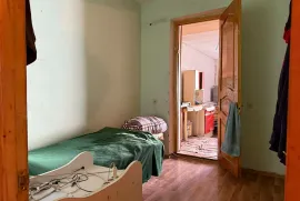 იყიდება ბინა, 5 ოთახიანი, ძველი აშენებული, თბილისი, საბურთალო