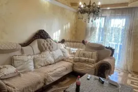 იყიდება ბინა, 5 ოთახიანი, ძველი აშენებული, თბილისი, დიღმის მასივი