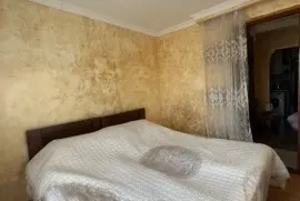 იყიდება ბინა, 5 ოთახიანი, ძველი აშენებული, თბილისი, დიღმის მასივი