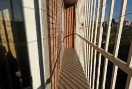 იყიდება ბინა, 5 ოთახიანი, ძველი აშენებული, თბილისი, დიღმის მასივი