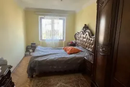 იყიდება ბინა, 5 ოთახიანი, ძველი აშენებული, თბილისი, დიღმის მასივი