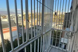 იყიდება ბინა, 5 ოთახიანი, ძველი აშენებული, თბილისი, დიღმის მასივი