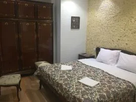 Daily Apartment Rent, 5 Room, Old building, Tbilisi, Mtatsminda