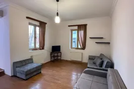 ქირავდება ბინა, 2 ოთახიანი, ძველი აშენებული, თბილისი, სოლოლაკი