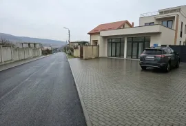 For Rent, Universal commercial space, Lisi lake