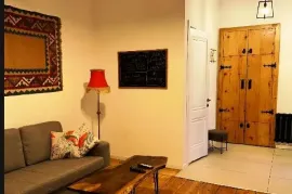 Аренда, 2 Kомнатная, Старое здание, Тбилиси, Сололаки