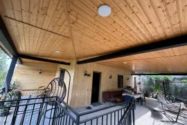 ხის  ჭერი აშიპკის გაკვრა 