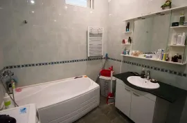 იყიდება ბინა, 3 ოთახიანი, ძველი აშენებული, თბილისი, ჩუღურეთი