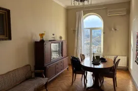 იყიდება ბინა, 3 ოთახიანი, ძველი აშენებული, თბილისი, ჩუღურეთი