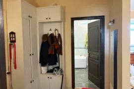 იყიდება ბინა, 3 ოთახიანი, ძველი აშენებული, თბილისი, ჩუღურეთი