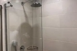 იყიდება, სასტუმრო