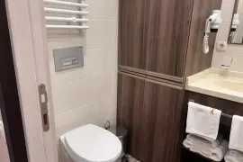 იყიდება, სასტუმრო