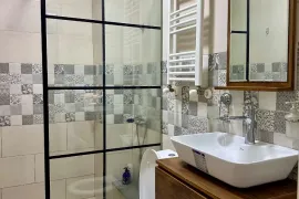 ქირავდება ბინა დღიურად, 2 ოთახიანი, ახალი აშენებული, ბათუმი, ხიმშიაშვილის უბანი