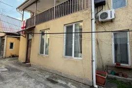 იყიდება სახლი, 8 ოთახიანი, თბილისი, ჩუღურეთი