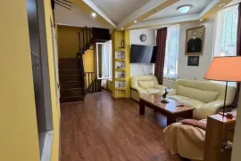 იყიდება სახლი, 8 ოთახიანი, თბილისი, ჩუღურეთი