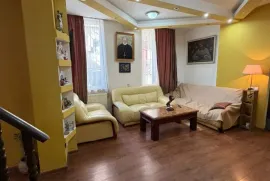 იყიდება სახლი, 8 ოთახიანი, თბილისი, ჩუღურეთი