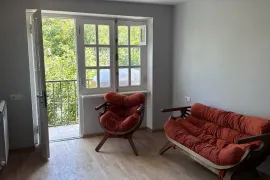 ქირავდება ბინა, 2 ოთახიანი, ძველი აშენებული, თბილისი, საბურთალო