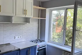 ქირავდება ბინა, 2 ოთახიანი, ძველი აშენებული, თბილისი, საბურთალო