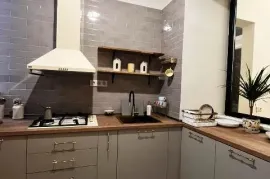ქირავდება ბინა, 2 ოთახიანი, ძველი აშენებული, თბილისი, სოლოლაკი