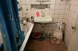 იყიდება ბინა, 3 ოთახიანი, ძველი აშენებული, თბილისი, ჩუღურეთი