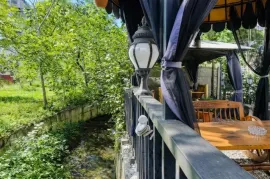 ქირავდება დღიურად, სასტუმრო, მახინჯაური