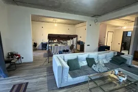 იყიდება სახლი, 11 ოთახიანი, თბილისი, საბურთალო