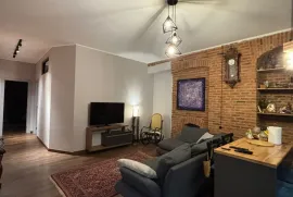 Продается квартира, 4 Kомнатная, Старое здание, Тбилиси, Чугурети
