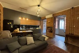 Продается квартира, 4 Kомнатная, Старое здание, Тбилиси, Чугурети