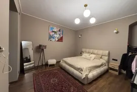 Продается квартира, 4 Kомнатная, Старое здание, Тбилиси, Чугурети