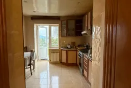 იყიდება ბინა, 4 ოთახიანი, ძველი აშენებული, ბათუმი