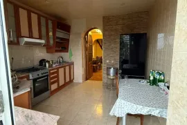 იყიდება ბინა, 4 ოთახიანი, ძველი აშენებული, ბათუმი