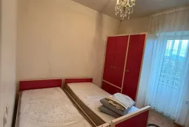 იყიდება ბინა, 4 ოთახიანი, ძველი აშენებული, ბათუმი