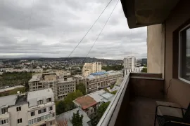 მესამე აივანი ხედით კოსტავას ქუჩაზე, 7.5 კვ. მ