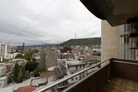 მეოთხე აივანი ხედით მთაწმინდაზე, 7.5 კვ. მ