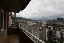  პირველი აივანი ხედით ი. ნიკოლაძეზე, 7.5 კვ.მ