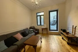 Продается квартира, 3 Kомнатная, Старое здание, Тбилиси, Чугурети
