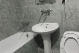 იყიდება ბინა, 3 ოთახიანი, ძველი აშენებული, თბილისი, კონიაკის დას.