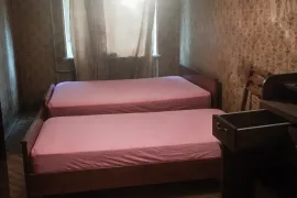 იყიდება ბინა, 3 ოთახიანი, ძველი აშენებული, თბილისი, კონიაკის დას.