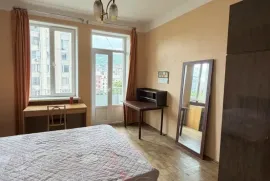 ქირავდება ბინა, 2 ოთახიანი, ძველი აშენებული, თბილისი, საბურთალო