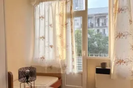ქირავდება ბინა, 2 ოთახიანი, ძველი აშენებული, თბილისი, საბურთალო
