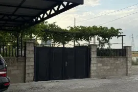 იყიდება სახლი, 8 ოთახიანი, გორი, ნადარბაზევი 