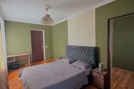 ქირავდება ბინა, 3 ოთახიანი, ძველი აშენებული, თბილისი, საბურთალო