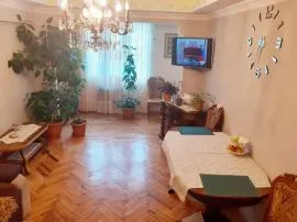 ქირავდება ბინა დღიურად, 3 ოთახიანი, ძველი აშენებული, ბათუმი, რუსთაველის უბანი