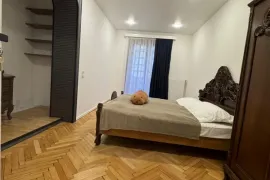ქირავდება ბინა, 4 ოთახიანი, ძველი აშენებული, თბილისი, საბურთალო
